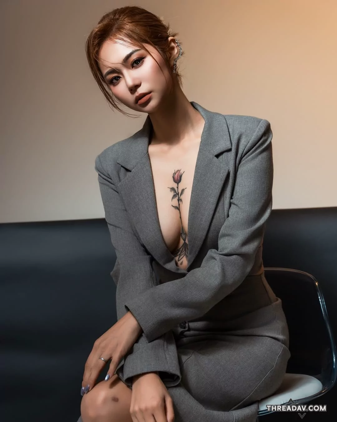 網紅萱萱Yuri大膽秀「深美事業線」不穿內衣，網友瘋狂點擊！