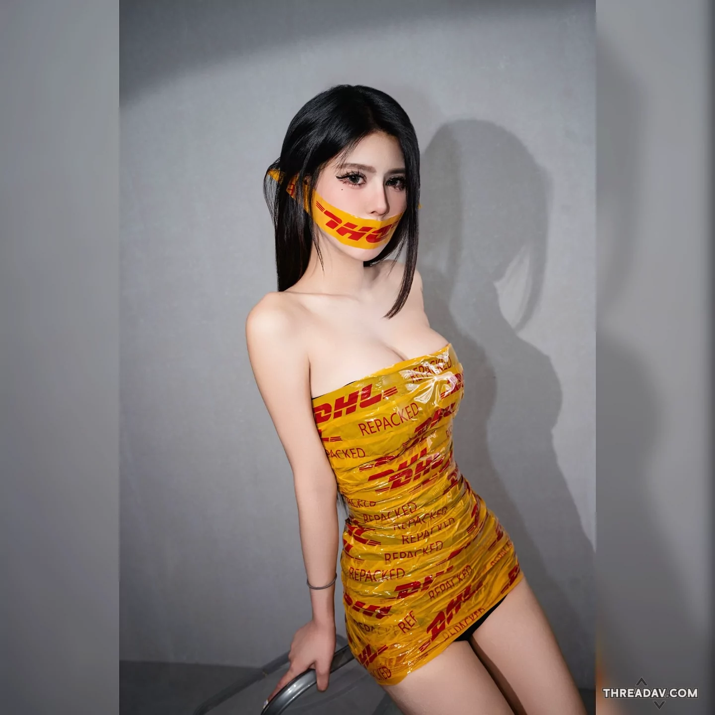 開箱驚喜！美女快遞「莫莫」以膠帶包裹誘人曲線，「火辣身材」等你解封！