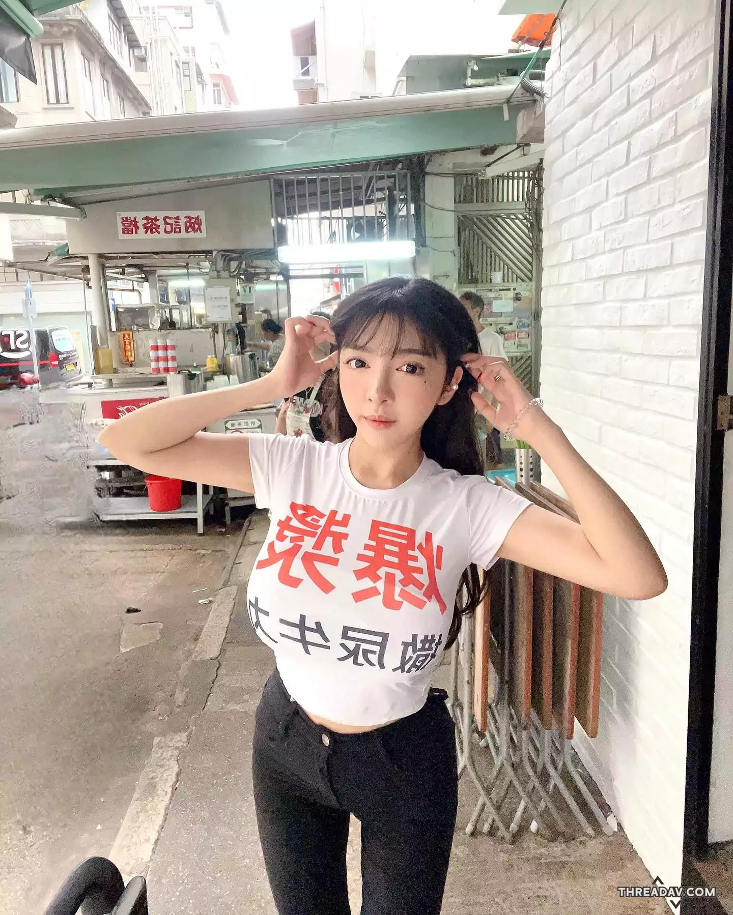 巨乳正妹在撒尿牛丸店打工爆漿！制服差點被撐爆 - 網路美女爆料