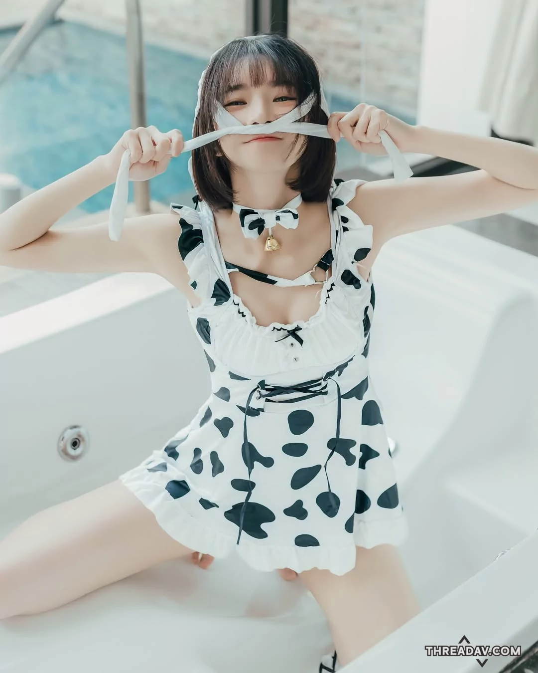 優寶乳牛淘氣賣萌，性感絲襪偷走粉絲心！- 網美必看