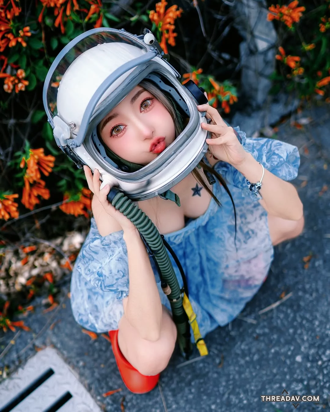 飄哥「原子小甜妹」藏炮仗花間，她的「可愛笑顏」讓網友瞬間墜愛！