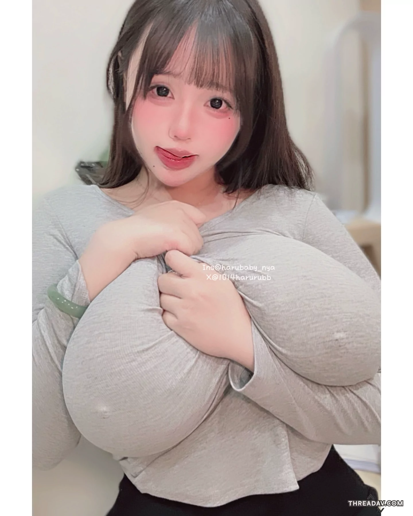 【必看】這位「超狂巨乳妹」M罩杯竟然不用枕頭！豐滿柔軟到以為是抱枕