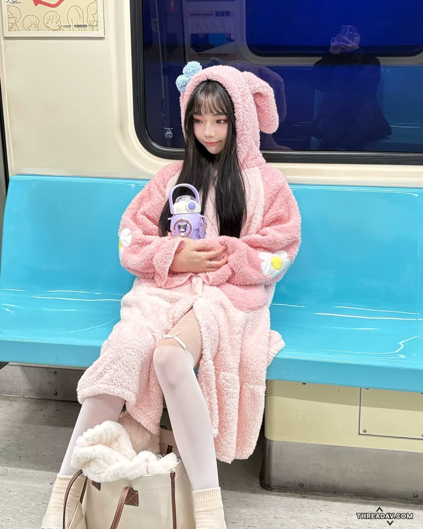 台北捷運驚見超萌兔子！揭開絨毛外套下的性感驚喜