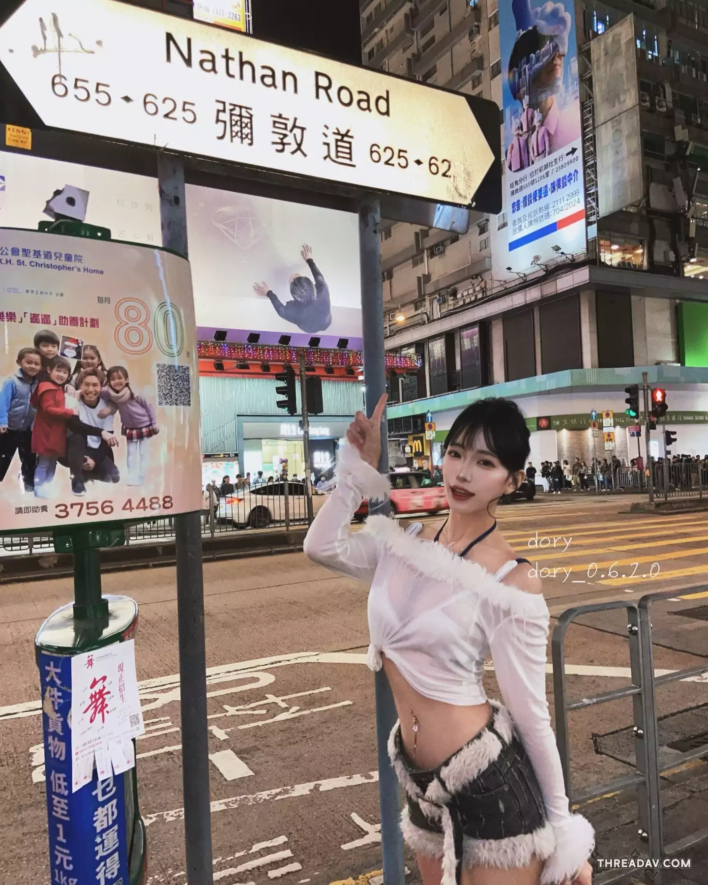 台灣美女「Dory」在香港彌敦道露出驚人纖腰，蛇年最矚目！