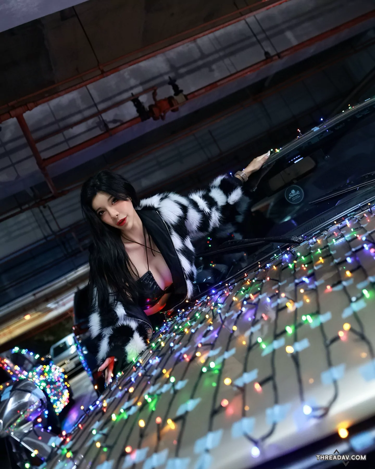 性感車手安安Anna駕駛虹彩轎車，驚豔「爆乳猛蹲」現場露餡 - 網路美女風采