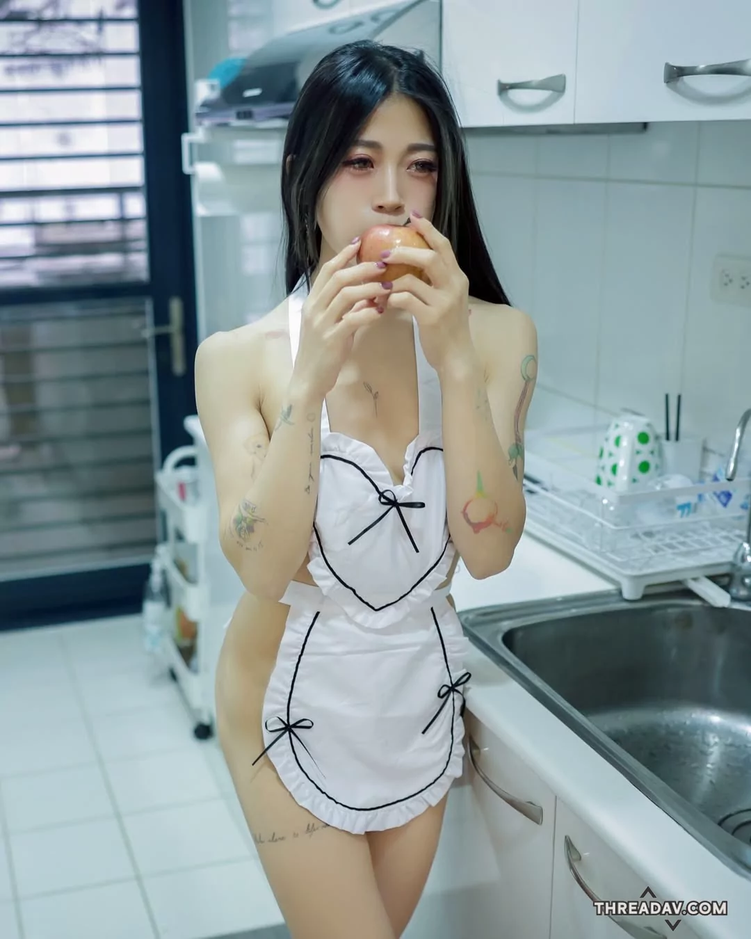 熱辣廚娘「小米包」應徵大廚，「爆乳餵食」福利大放送！ - 網路美女