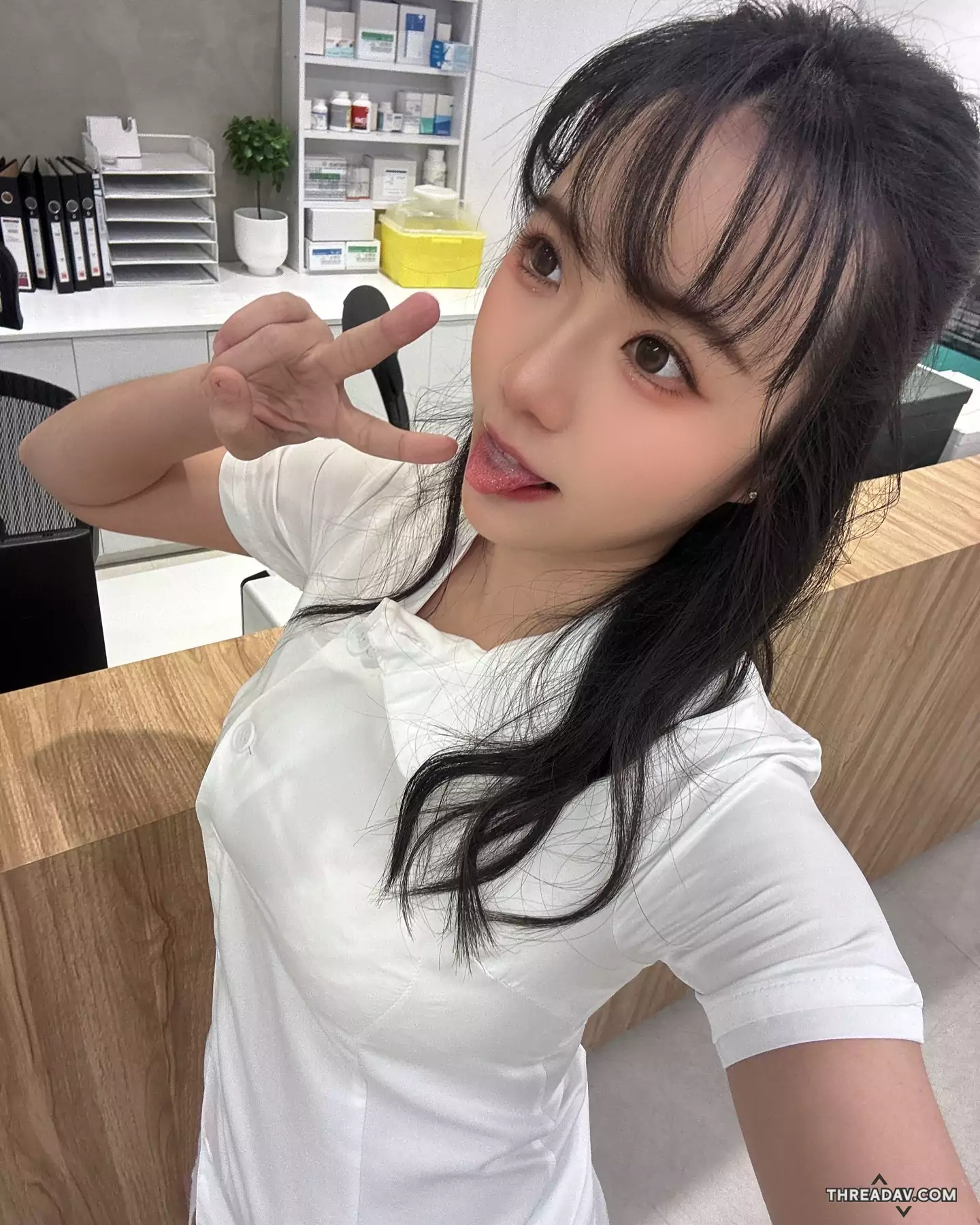 驚人身材曝光！護理師制服下的秘密，網友瘋傳偷懶照