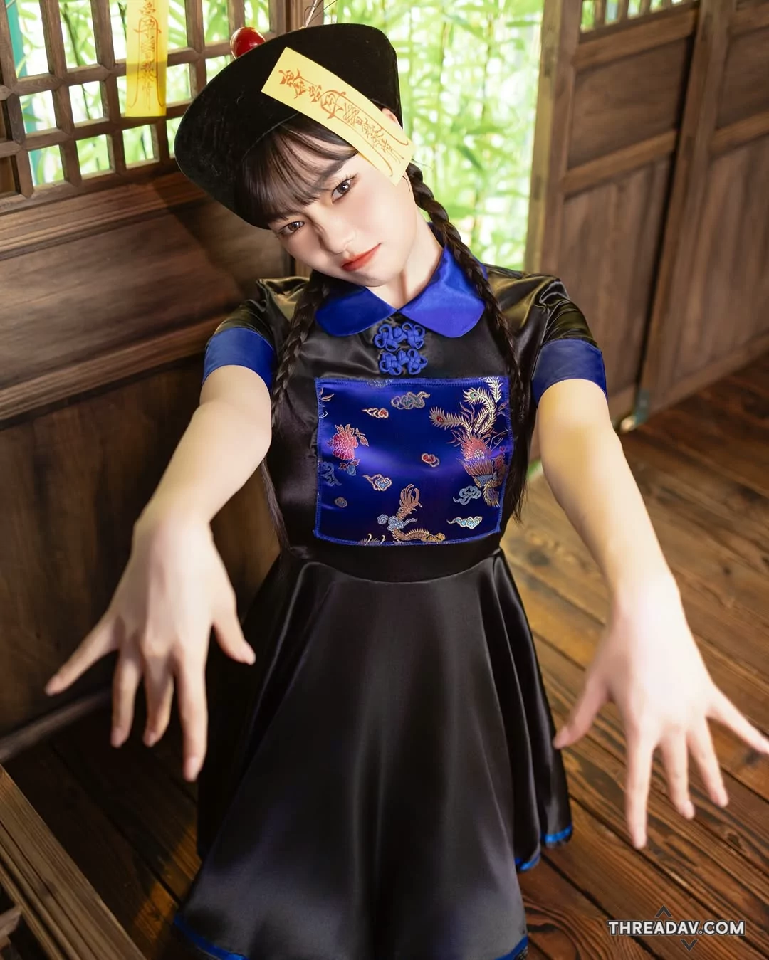 淘氣女殭屍「苡昕」大膽掀衣曬巨乳，粉絲瘋狂！ - 網路美女