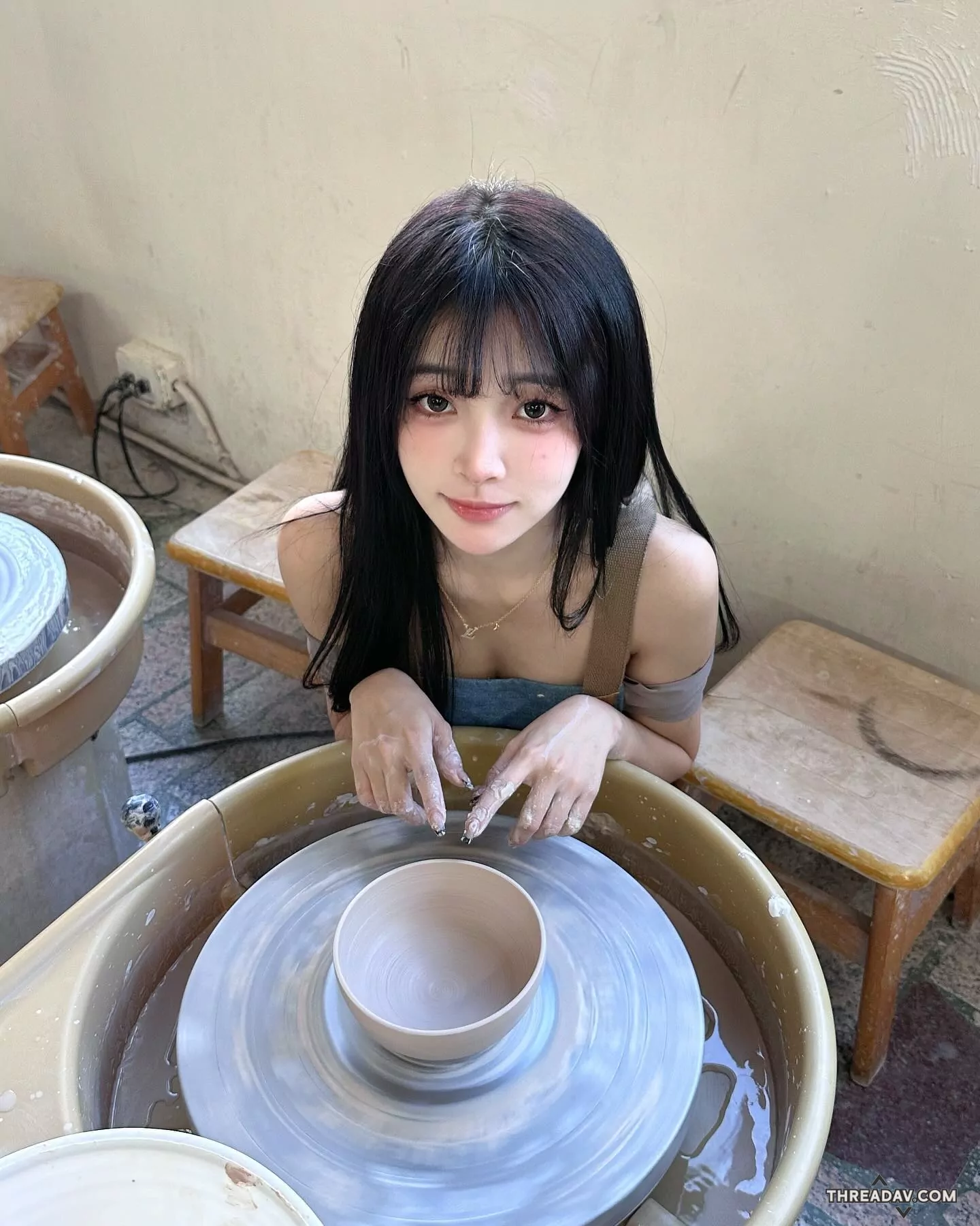 甜美大眼妹體驗手拉胚引網友熱議：陶藝還是魅力所在？