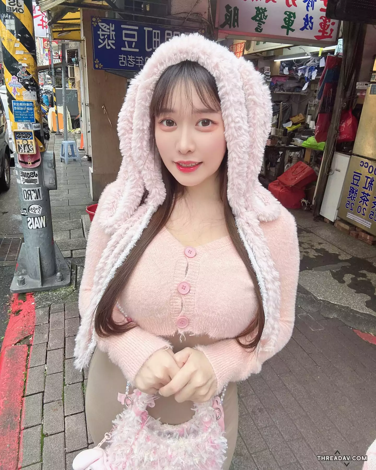 火辣士官長「菈菈」化身巨乳粉紅兔兔震撼西門町，S曲線引眾目 - 網路美女全紀錄