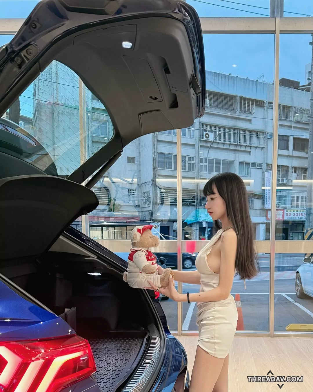 【必看】業務「小八」穿上絕美白洋裝，性感側乳一覽無遺！