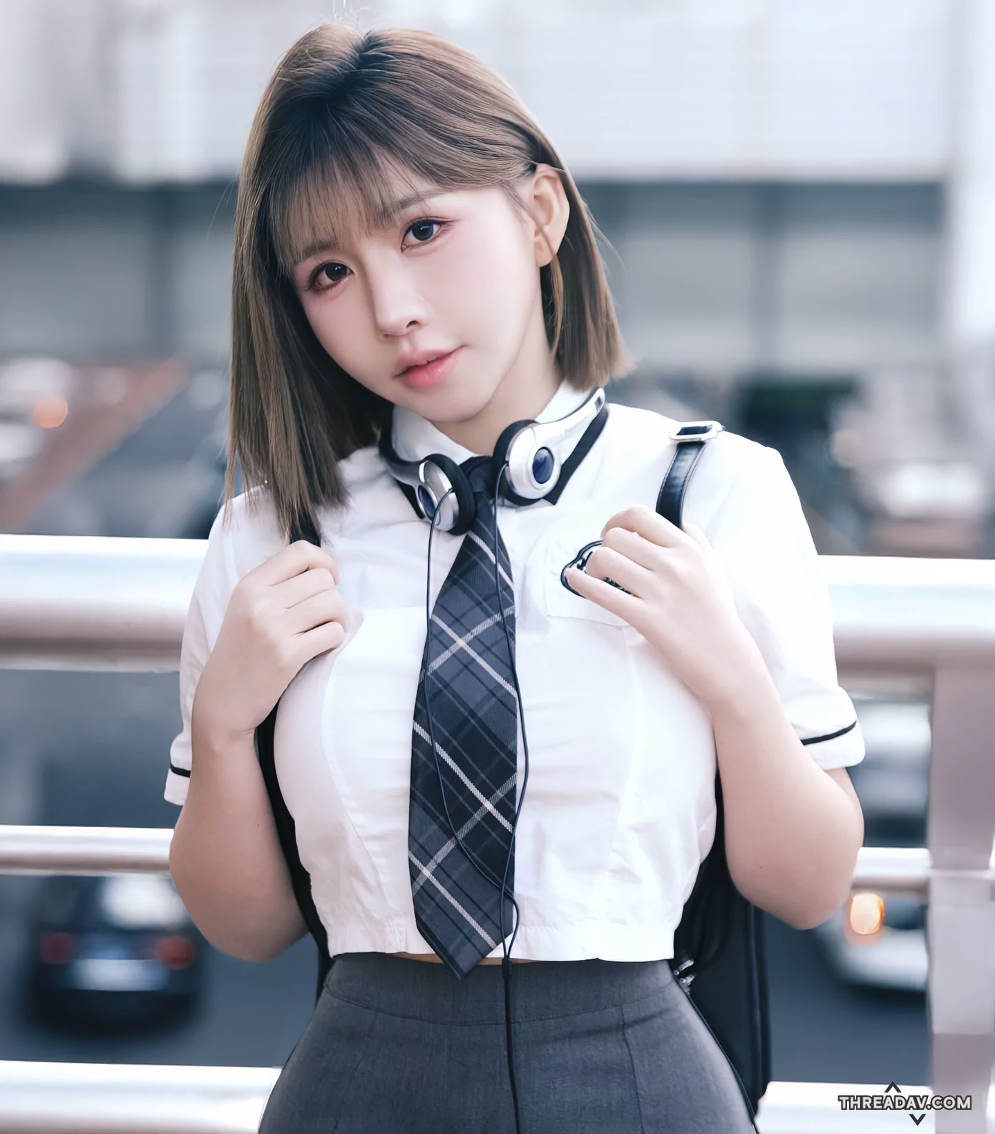 學生制服巨乳風采：小隻馬美女展示逆齡魅力，網友驚艷！