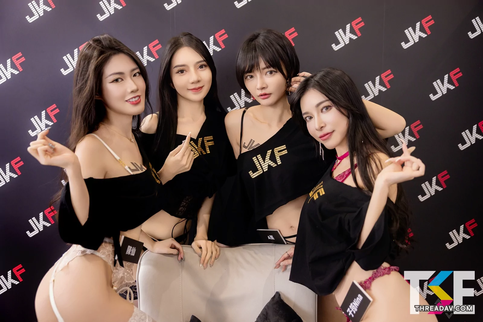 比齊人之福還爽！JKF VIP限定攝影會攝完還能被「美乳翹臀」包圍！ - 網路美女