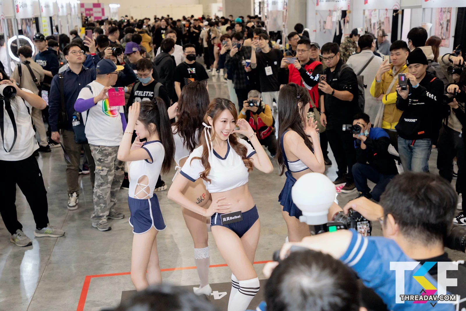 比基尼遊行遶全場　現場粉絲拍到手軟！ - 網路美女