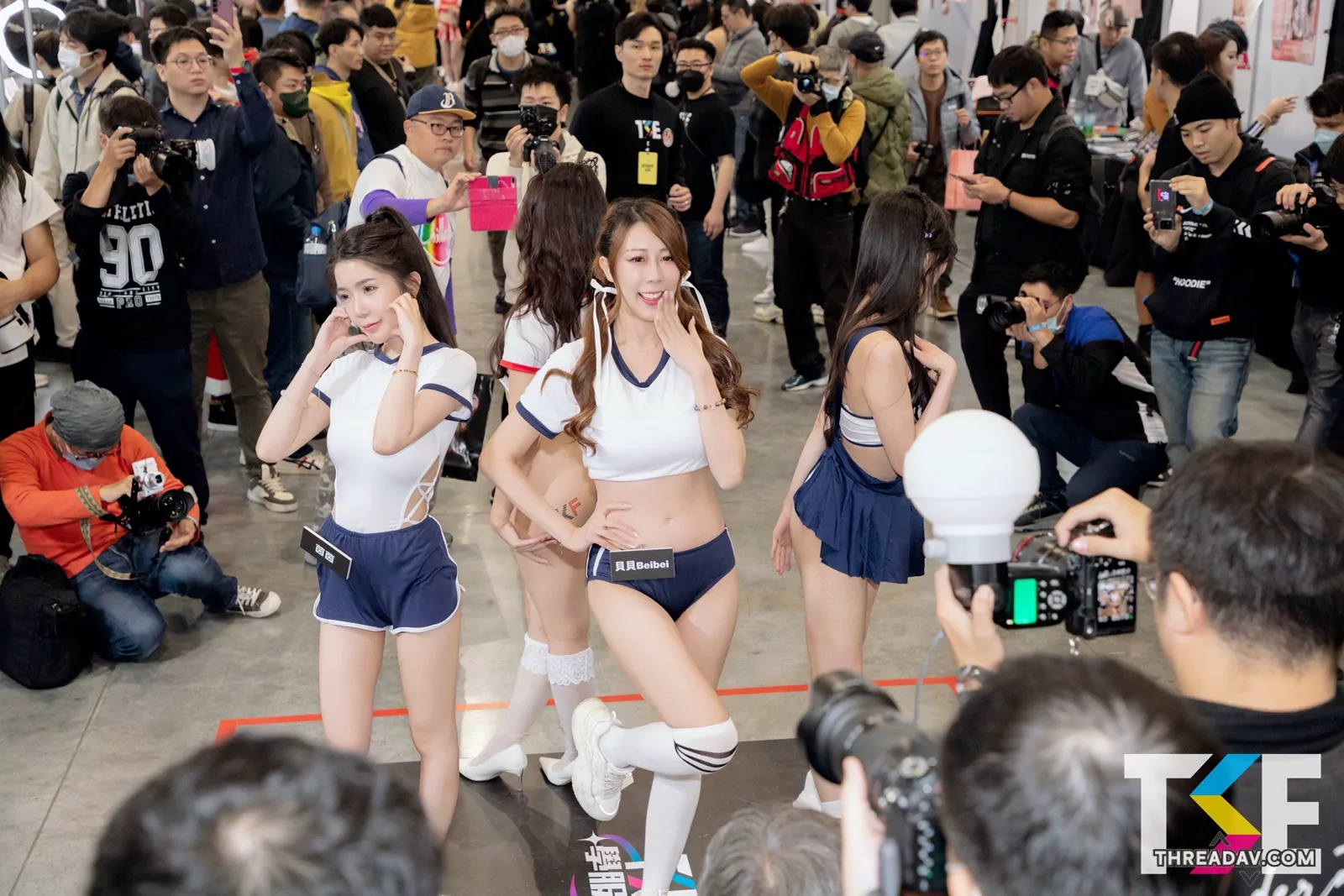 比基尼遊行遶全場　現場粉絲拍到手軟！ - 網路美女