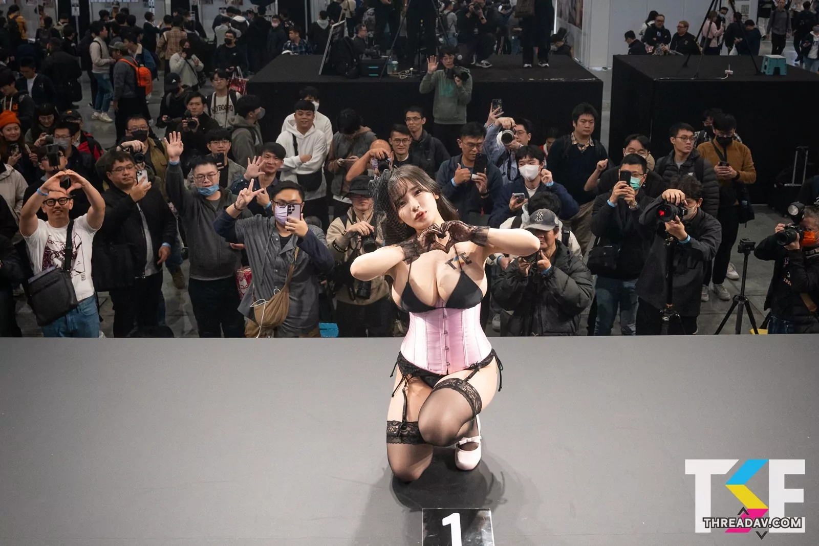 暈了！東洋巨乳神《天木純》挺I級肉彈與粉絲合體攝　二次元殘暴體超搶鏡 - 網路美女