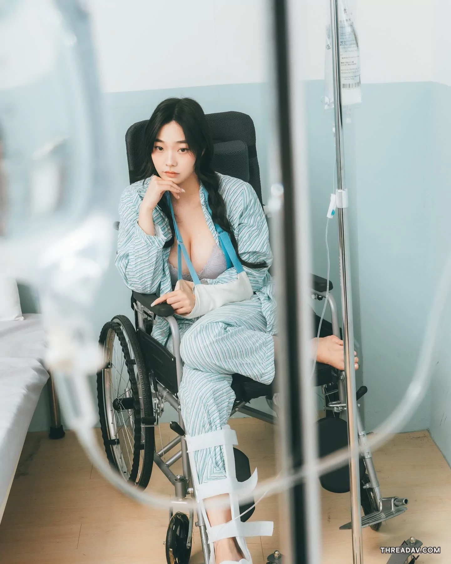 隔壁床是正妹！「苡昕」解扣病服，「渾圓美胸」震懾醫生！ - 網路美女