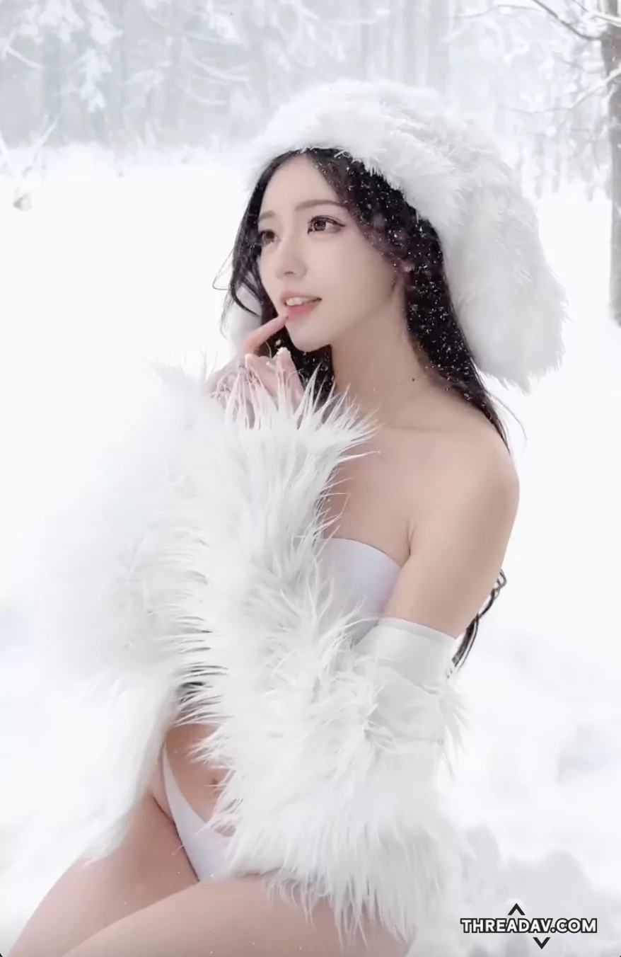 太猛了不愧是你！女神「謝立琪 Kiki」雪地大秀美乳，「丁字褲」包不住蜜桃直接坐地上！ - 網路美女