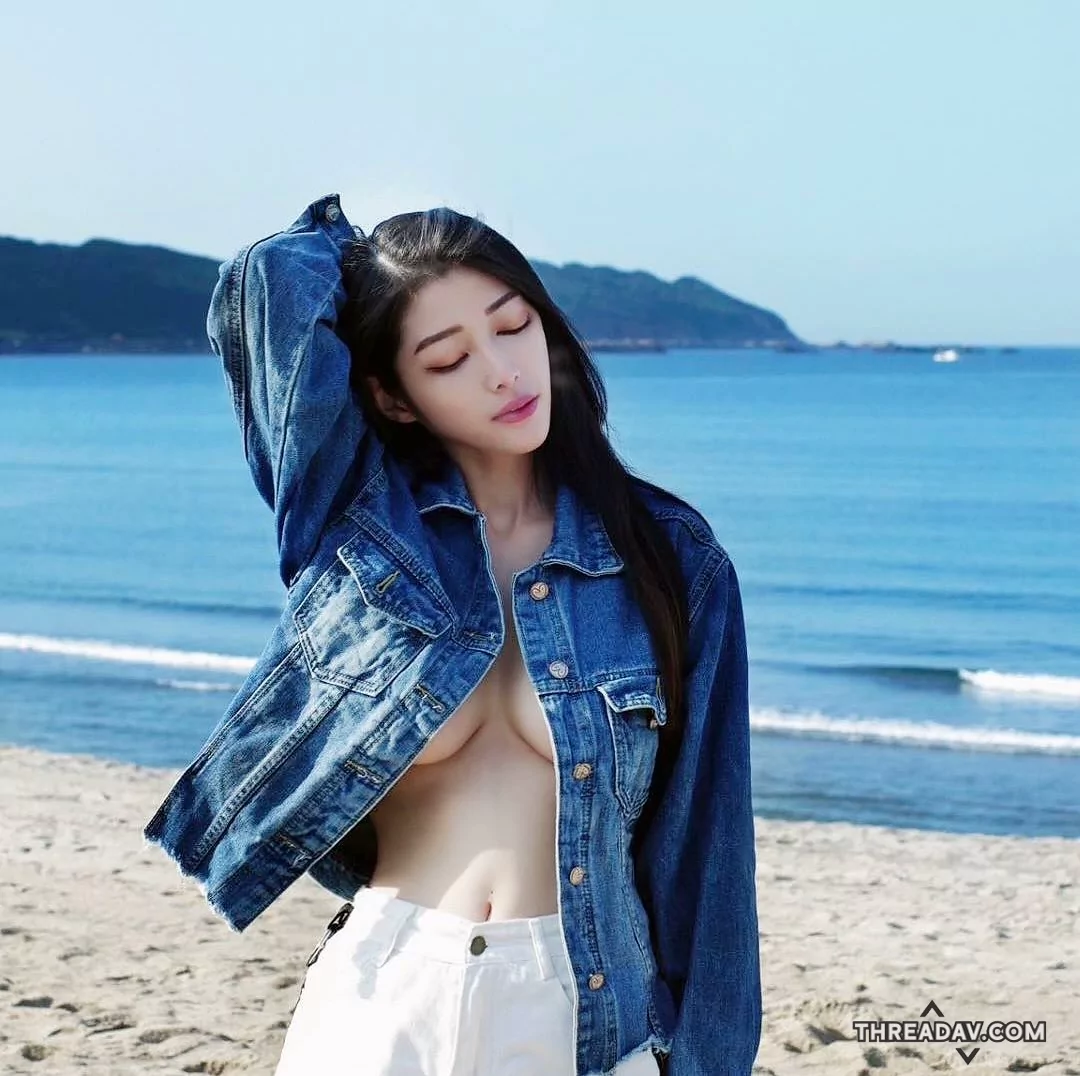 陽光正妹「瞳瞳」看海不想穿，「鮮嫩人字溝」征服海岸線！ - 網路美女