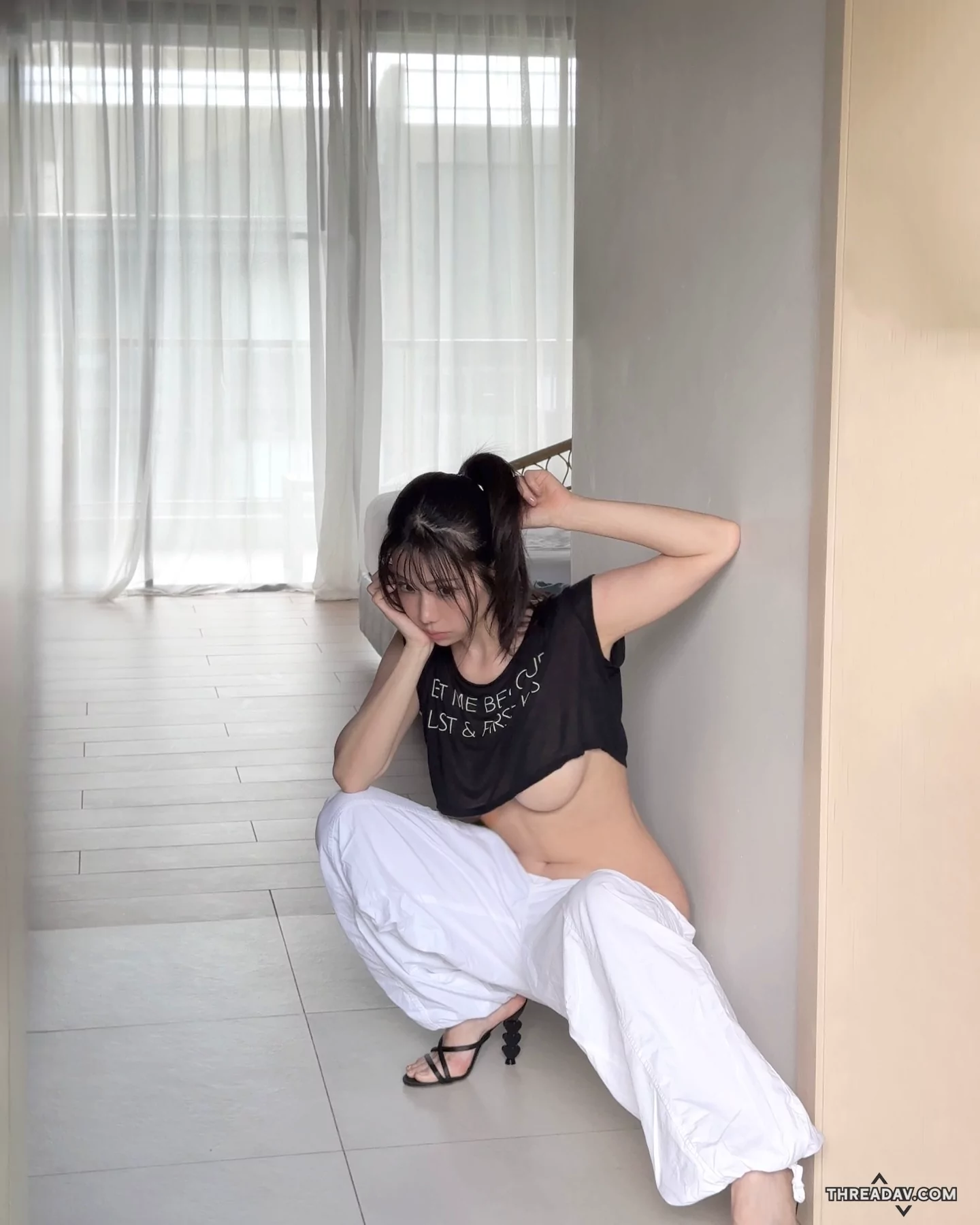 超大顆掉出來！I罩杯姊姊「鈴木富実奈」美乳翹臀太過分，一抬手「南半球掉半顆」！ - 網路美女
