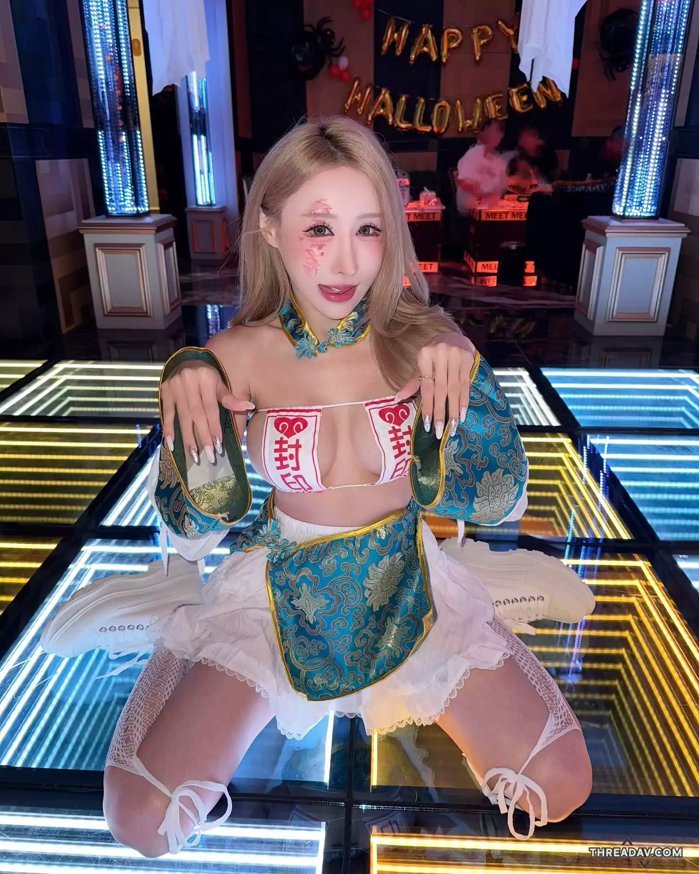 你的可愛鬼出沒！「潔兒Yui」化身極品小殭屍，好想撕開她胸前封印！ - 網路美女