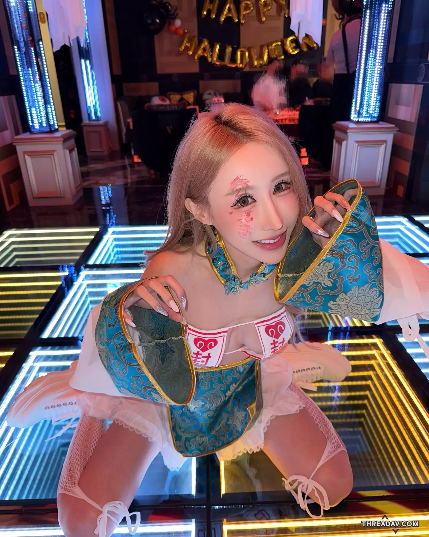 你的可愛鬼上線囉！日系小學妹胸前貼符　封印囂張乳球！ - 網路美女