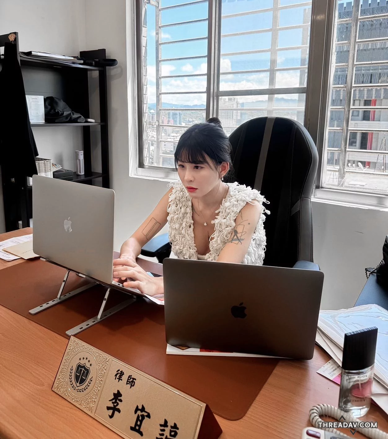 超正律師《仙塔律師》穿上法袍　專業形象讓人秒戀愛！ - 網路美女