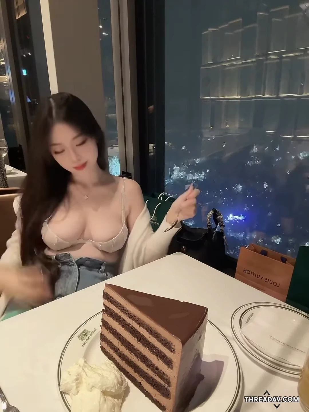 景觀餐廳驚見巨乳妹「Yumi」，大秀「邪惡人字」壓Q彈乳吃蛋糕 - 網路美女