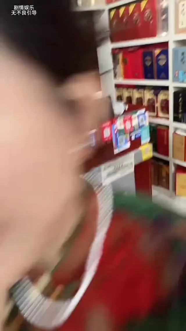 女的表情有點嬌羞滿足的樣子，腳還喜歡分開的女人