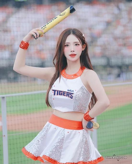 《顏值暴徒李素敏空降人氣女王！擊敗李珠珢成韓國啦啦隊新一代女神》