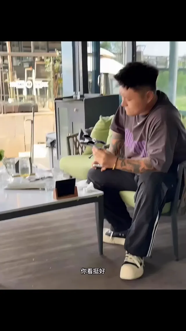 你看，非得打我