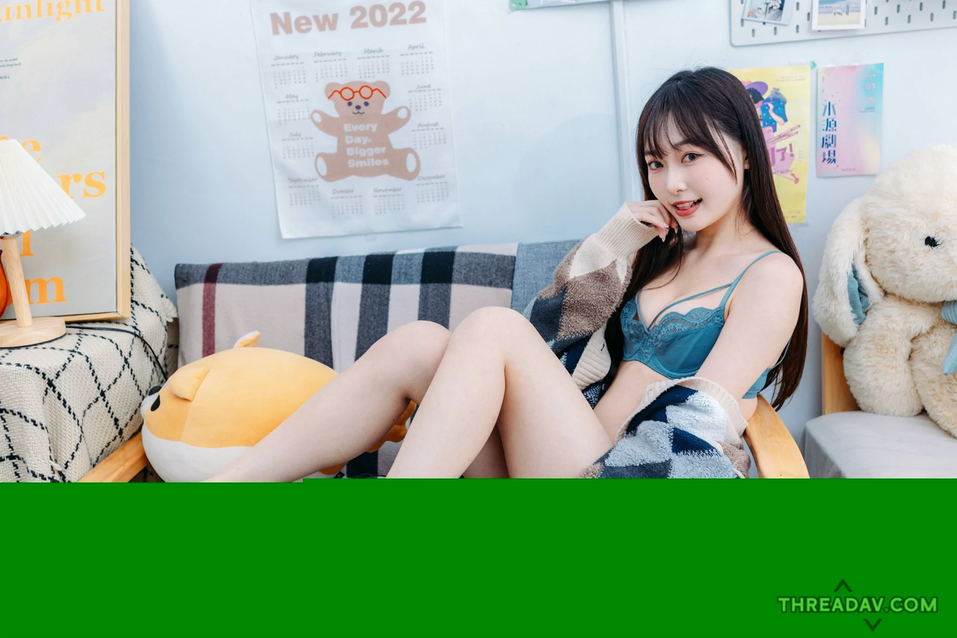 網路美女「奶糖」假日風情：雪白美乳與療癒笑容，性感慵懶讓你心動！