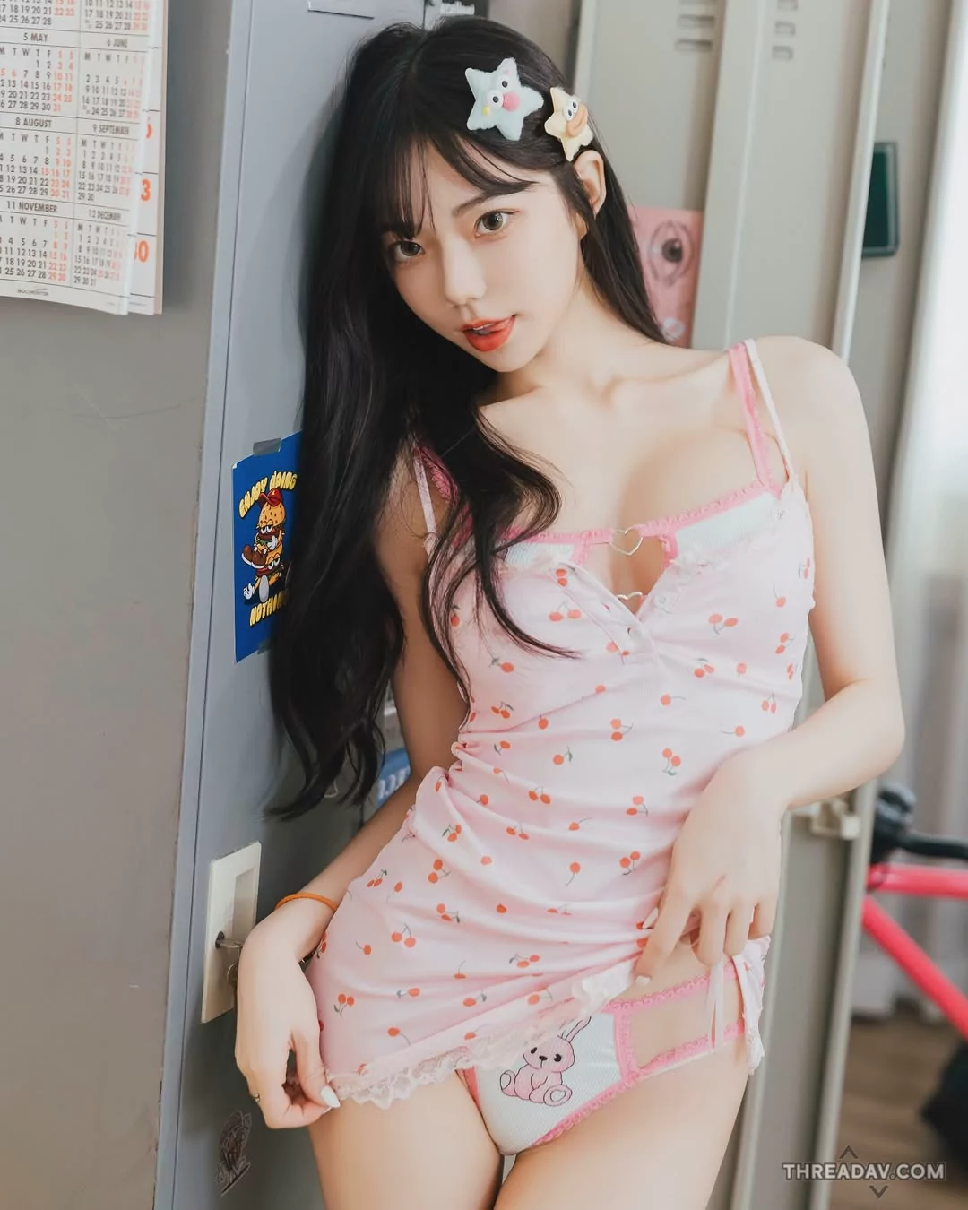 粉紅美少女啾啾大膽撩裙，誘人「邪惡三角帶」露望吃兔兔！ - 網紅風采