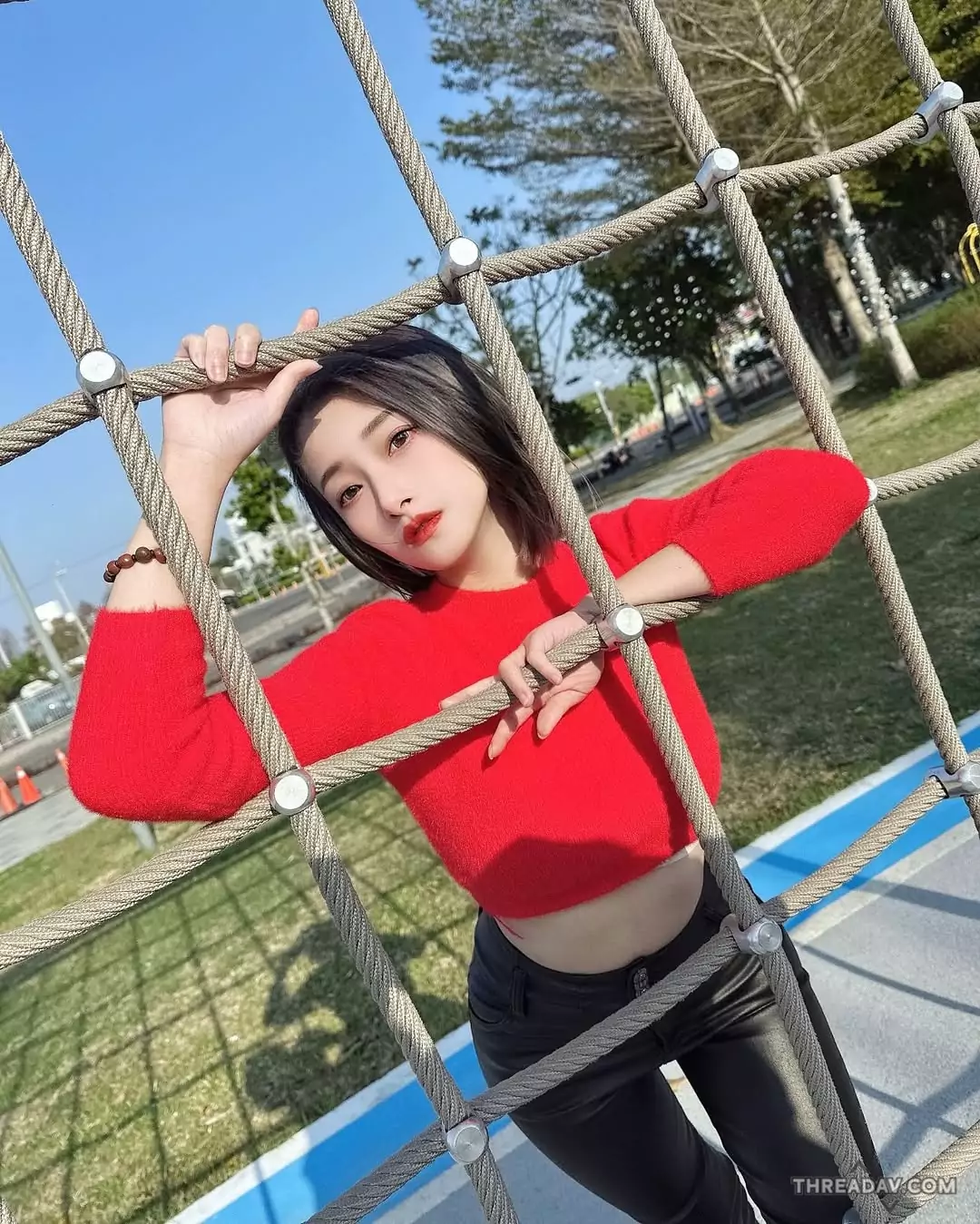 霓霓短髮正妹展現性感水蛇腰，陪玩爸爸驚艷不已！- 網路美女