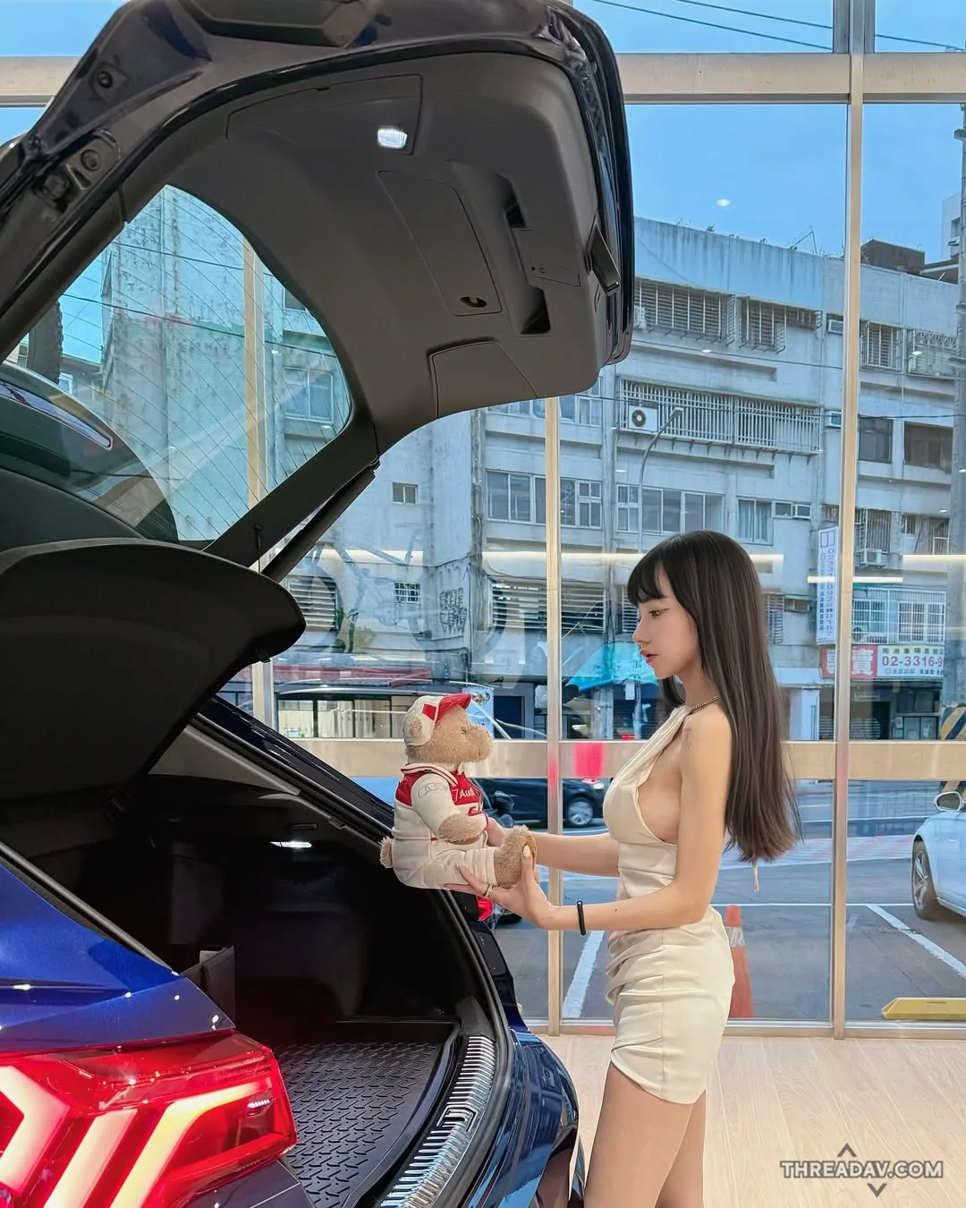 換車必看！業務「小八」網美穿白洋裝秀「渾圓側乳」，魅力無法擋！ - 網路正妹