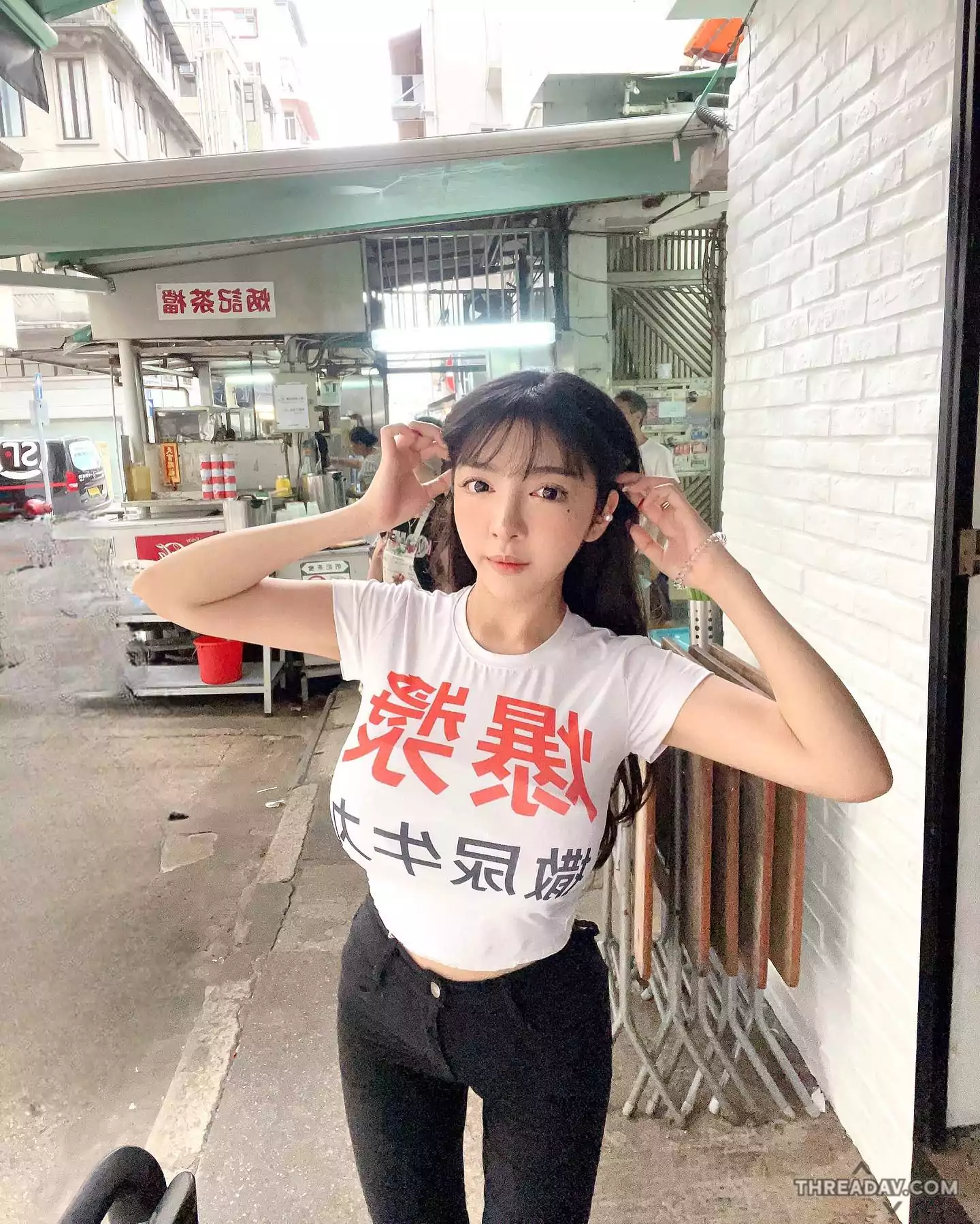 爆漿！巨乳正妹撒尿牛丸店打工，制服差點被撐爆 - 網路美女