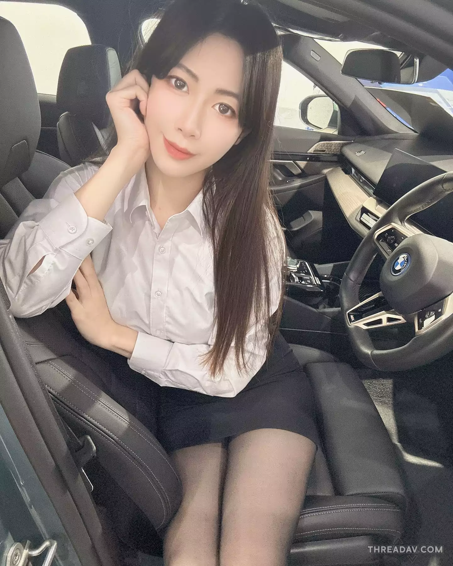 【揪團換車】BMW中古車正妹業務秀修長黑絲襪美腿，狂催買氣！- 網路美女