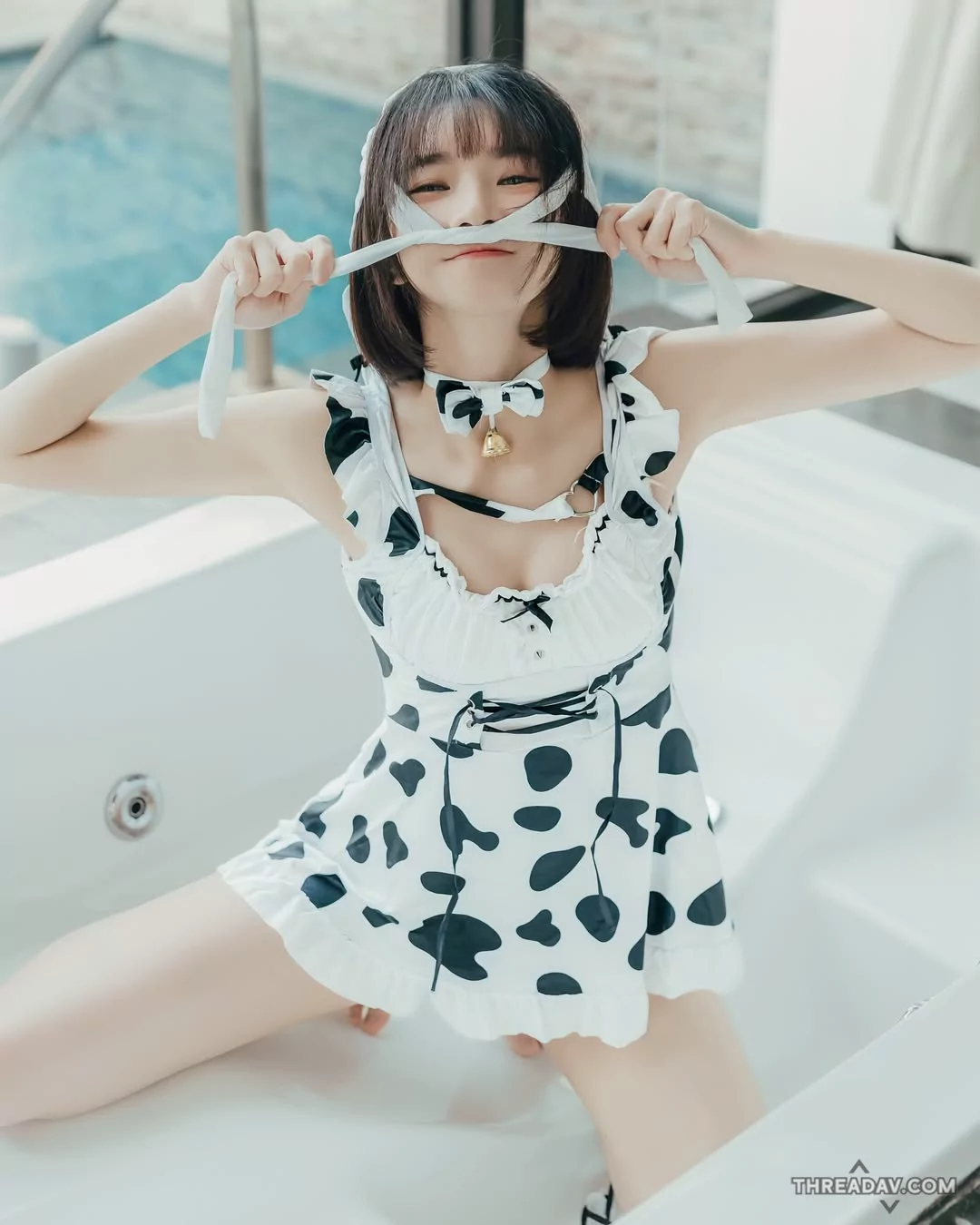 「優寶」卡哇伊乳牛淘氣賣萌！「性感絲襪」吸引粉絲青睞 - 網路美女