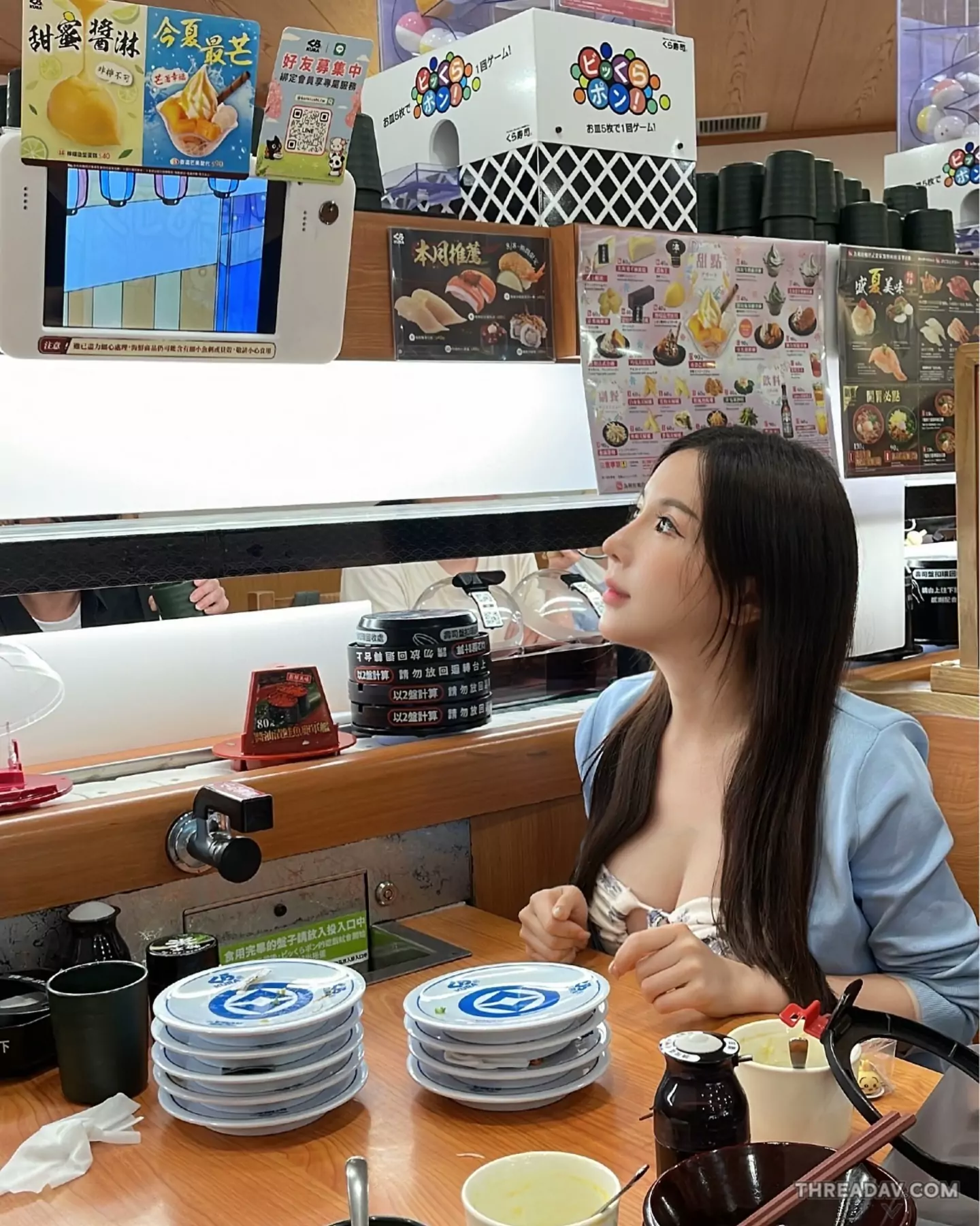 迴轉壽司美女！白嫩巨乳超豐滿，眼球必吸睛！