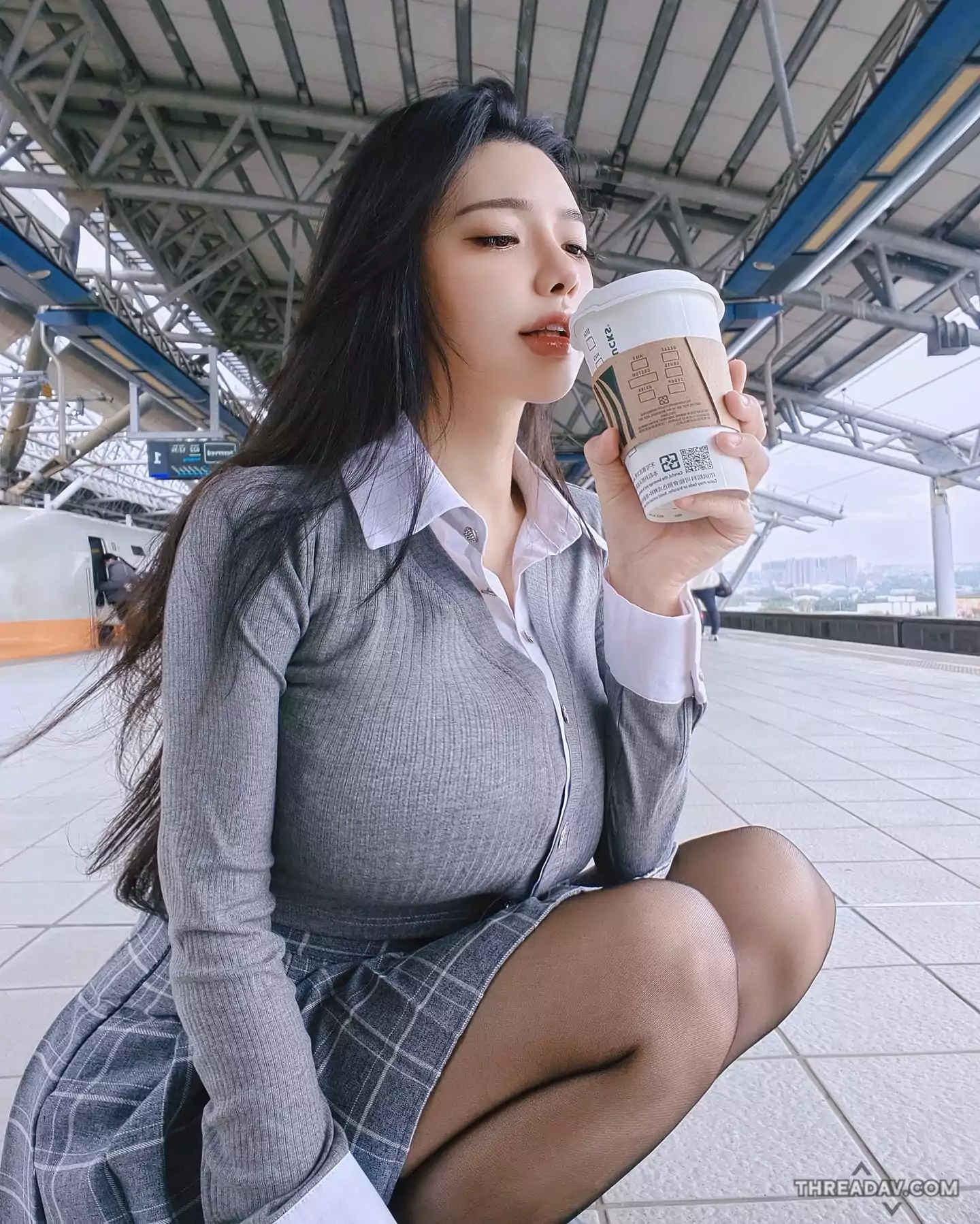 霍萱高鐵月台露餡蜜桃臀喝咖啡，網友狂讚！