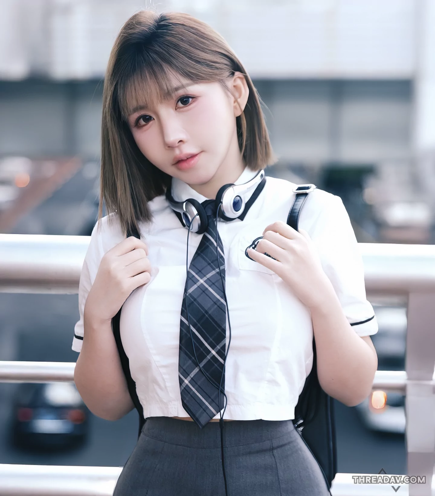 驚艷！巨乳小隻馬穿上學生制服超萌展現逆齡魅力