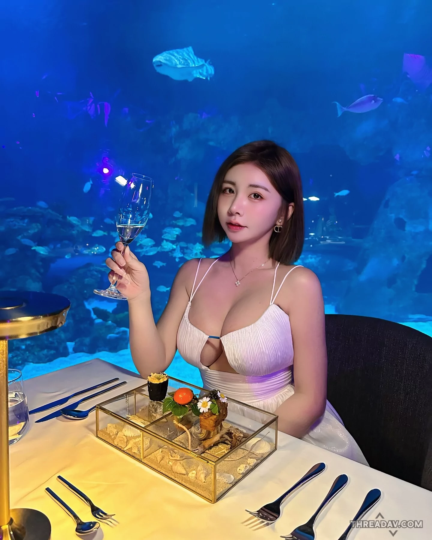 「念念」海底餐廳穿好辣！渾圓雙球快溢出，魚都泡在奶裡長大？網路美女爆料