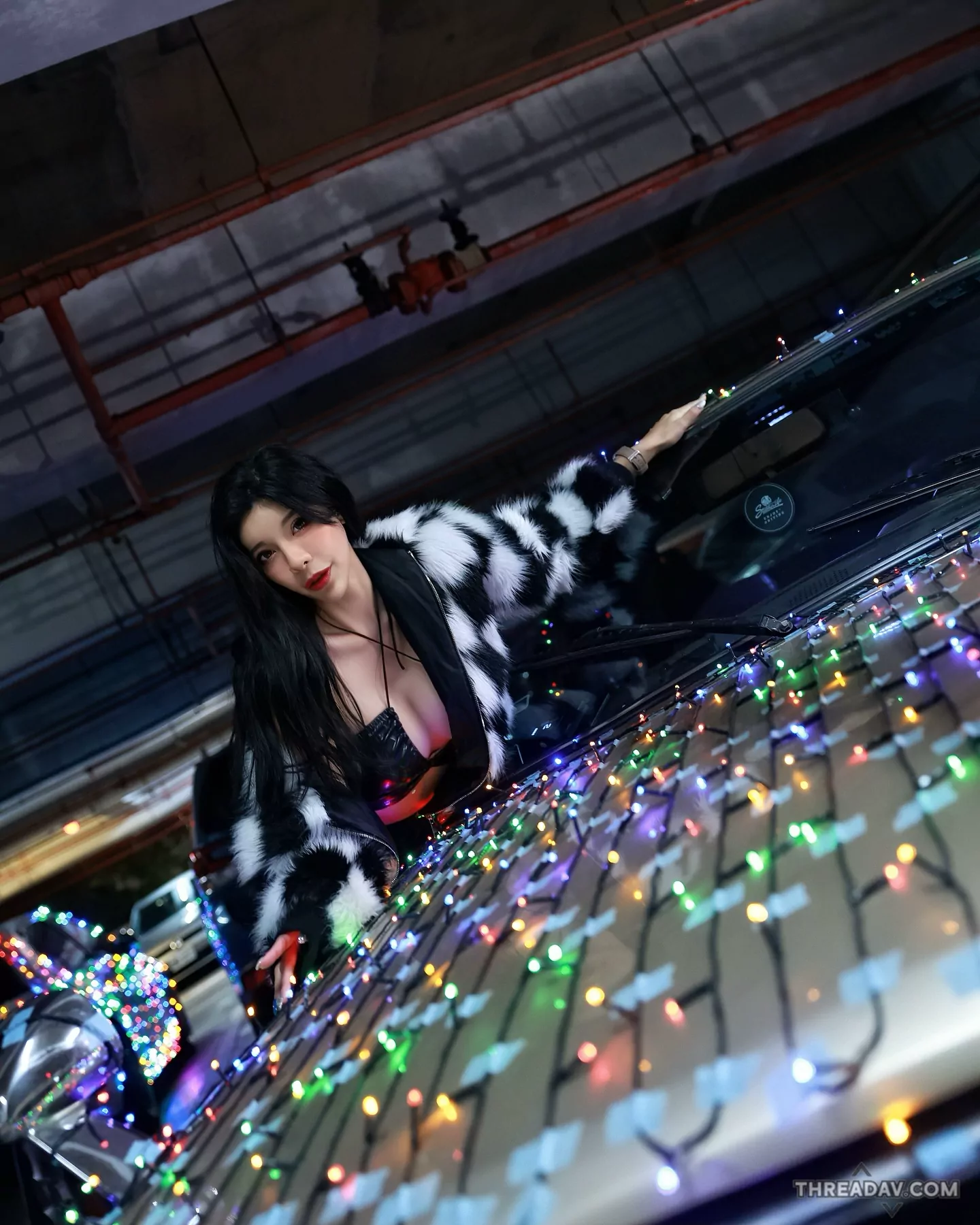 爆乳車手安安Anna驚艷虹彩轎車，猛蹲露蜜桃引爆網路！