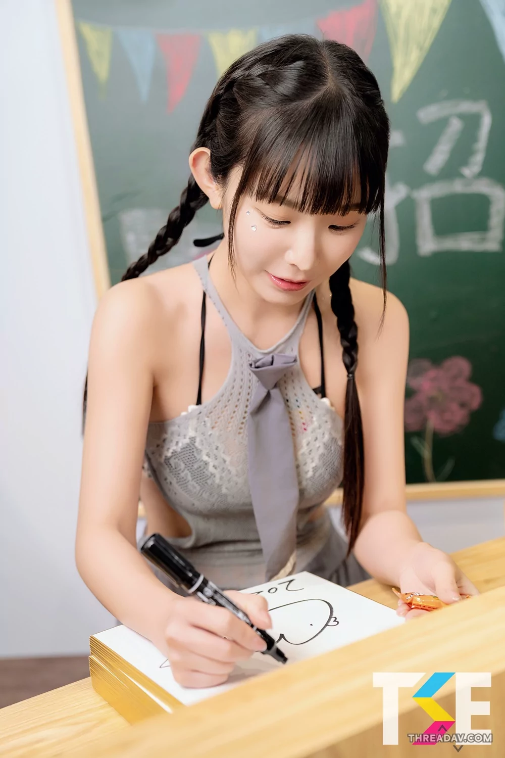性感偶像長澤茉莉奈驚艷登場！粉絲夢想成真，「挖洞水蛇腰」引爆網路！