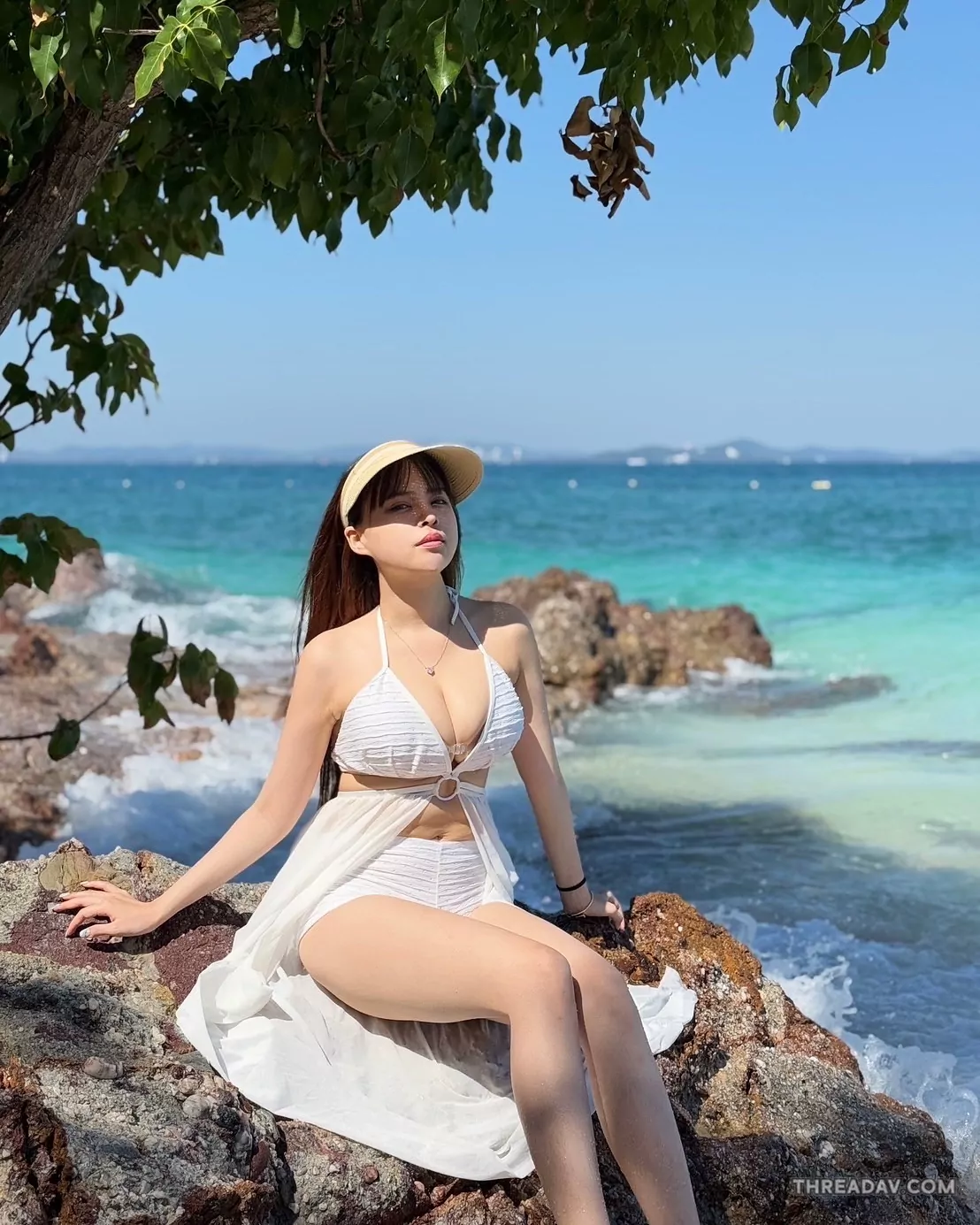 火辣泰國遊記！爆乳正妹「羊ㄦ」展現超集中半球，驚見最深海溝！- 網路美女