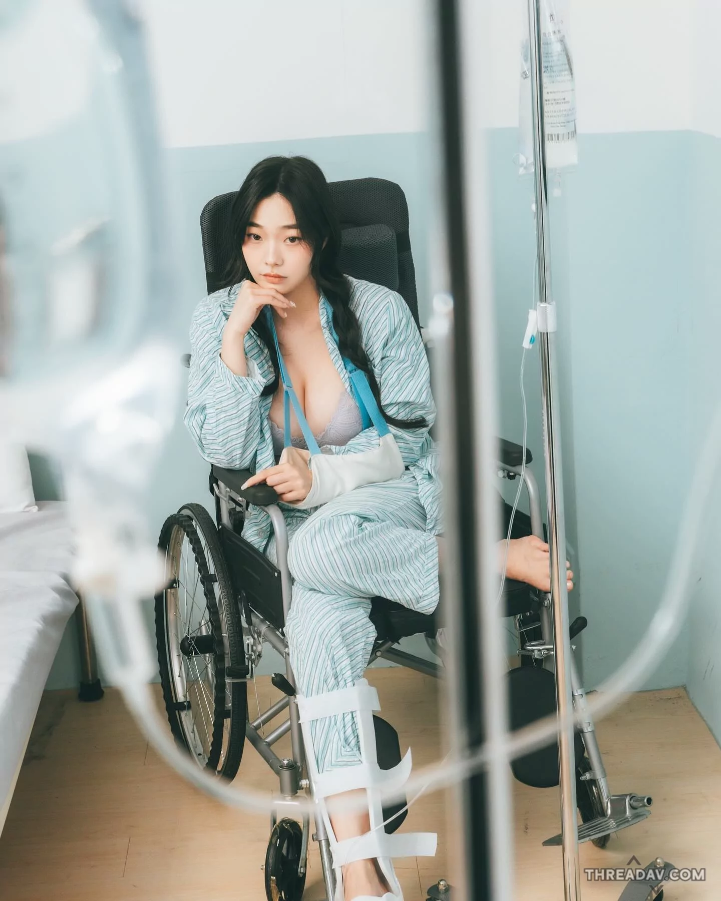 驚人！苡昕解扣病服震撼醫生的「渾圓美胸」全曝光！