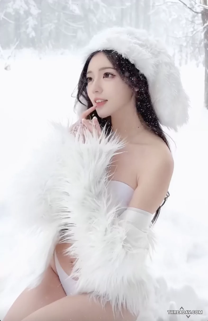 女神Kiki雪地大秀美乳！「丁字褲」蜜桃直接坐地上，太猛了不容錯過！