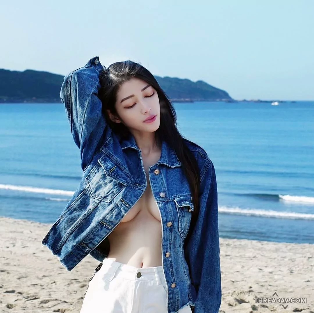 夏日陽光下的海灘美女「瞳瞳」散發迷人光芒，鮮嫩人字溝引人注目！