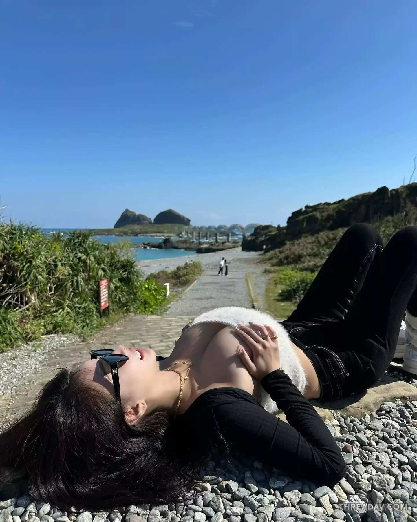 叫你模仿不是要你超越！重機女神躺地高聳雙峰讓三仙台變四座山 - 網路美女