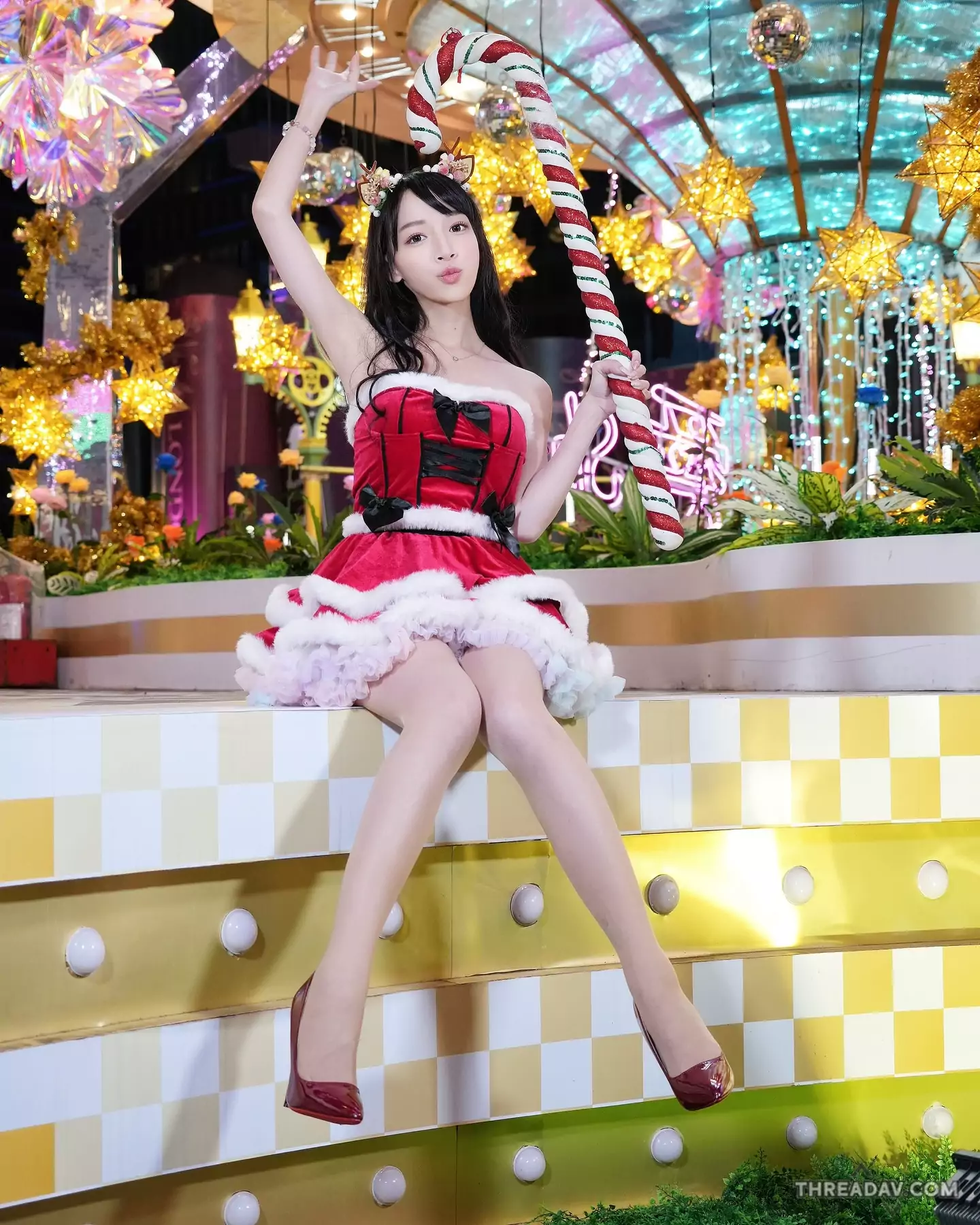 耶誕城璀璨亮點！性感兔女郎「白嫩玉腿」點亮夜晚盛景 - 網路美女風采